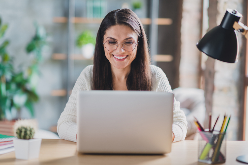 Photo,Of,Worker,Lady,Sit,Desk,Work,Computer,Look,Screen